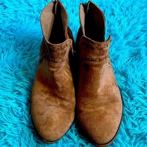 These are brown children 7 1/2 boots. They are a little worn.